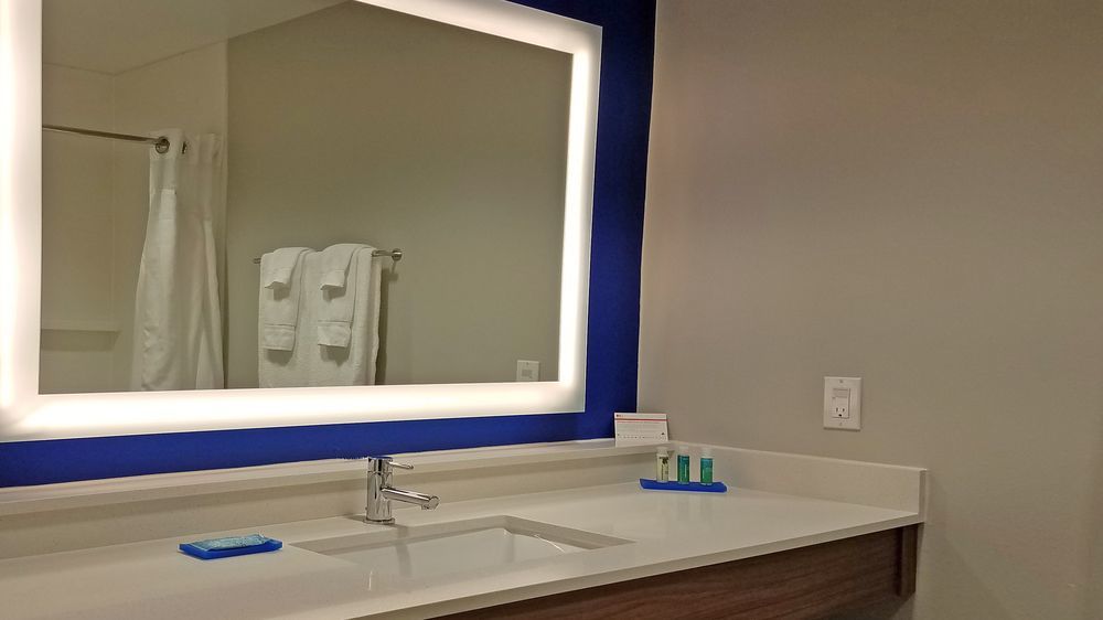 Holiday Inn Express Hastings By Ihg Esterno foto